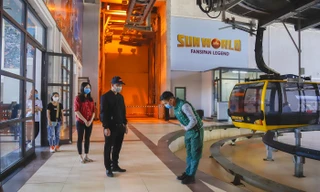 Du khách xếp hàng giãn cách 1 mét tại Sun World Fansipan Legend. 