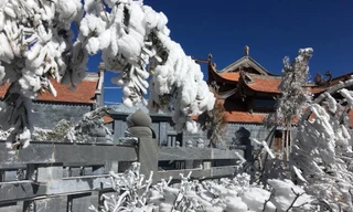 Đỉnh Fansipan đã đón đợt băng giá đầu tiên của năm mới.