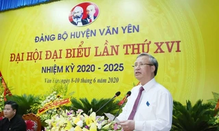 Ông Trần Quốc Vượng, Ủy viên Bộ Chính trị, Thường trực Ban Bí thư Trung ương Đảng tặng Đại hội bức tranh "Bác Hồ bắt nhịp bài ca kết đoàn".