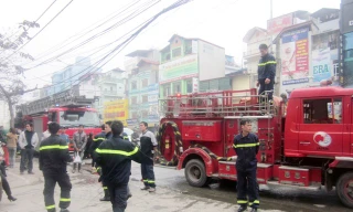 Lực lượng cứu hỏa khẩn trương khống chế đám cháy