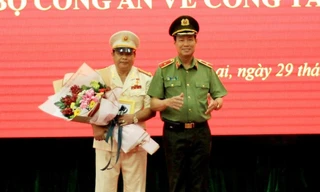 Thiếu tướng Lê Tấn Tới trao Quyết định bộ nhiệm đại tá Rah Lan Lâm (áo trắng) giữ chức Giám đốc Công an tỉnh Gia Lai