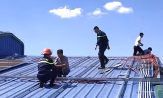 Lực lượng chức năng tại hiện trường chữa cháy