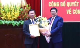 Ông Phạm Minh Chính trao quyết định và tặng hoa cho tân Bí thư Tỉnh uỷ Kon Tum Dương Văn Trang