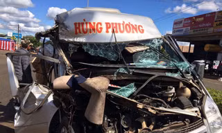 Cú tông mạnh khiến xe khách 16 chỗ biến dạng 