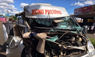 Cú tông mạnh khiến xe khách 16 chỗ biến dạng 