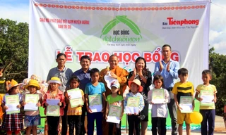 Học bổng Đọt Chuối Non của báo Tiền Phong đến xã giáp biên Ia Chía, huyện Ia Grai, tỉnh Gia Lai