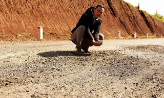 Mặt đường bong tróc, vỡ vụn