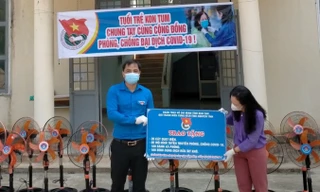 Anh Xiêng Thanh Phúc - Bí thư Tỉnh đoàn Kon Tum trao nhiều vật dụng cần thiết cho huyện Ngọc Hồi (Kon Tum) để chống dịch COVID-19