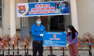 Anh Xiêng Thanh Phúc - Bí thư Tỉnh đoàn Kon Tum trao nhiều vật dụng cần thiết cho huyện Ngọc Hồi (Kon Tum) để chống dịch COVID-19