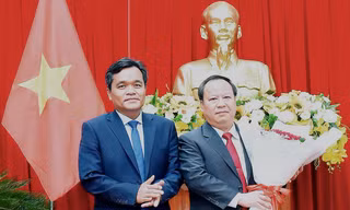 Bí thư Tỉnh uỷ Gia Lai Hồ Văn Niên tặng hoa chúc mừng ông Châu Ngọc Tuấn, ảnh Đức Thuỵ