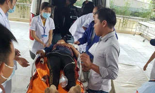 Lực lượng chức năng tích cực cứu chữa các bệnh nhân