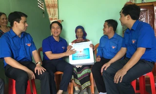 Đồng chí Nguyễn Ngọc Lương (thứ 2, từ trái qua) tặng quà mẹ H'Bai