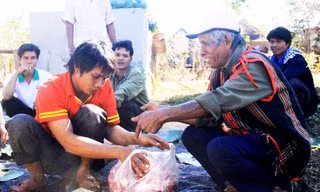 Già làng chia thịt lợn cho các hộ dân mang về ăn Tết