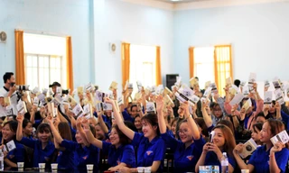 Các bạn sinh viên Trường Cao đẳng Sư phạm Gia Lai rất thích những cuốn sách được tặng