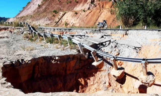 Hố "tử thần" tại đường tránh đèo Măng Rơi