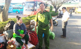 Công an mời hành khách tường thuật vụ việc.