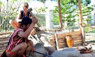 Các nghệ nhân trình diễn cách chế tác những công cụ sản xuất