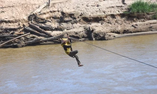 Người dân xã ĐắK Nông liều mình đu dây qua sông để thu nông sản