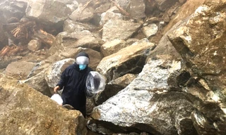 Khối lượng đất đá lớn sạt lở xuống đường Trường Sơn Đông, đoạn qua xã Ngọc Tem, huyện Kon Plông