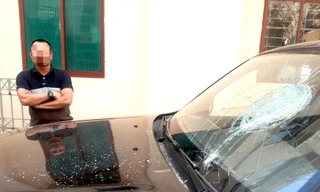 Kính trước xe ô tô bán tải ở trụ sở Công an phường Phù Đổng bị ông Khoa ném vỡ.