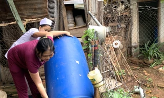 Diệt loăng quăng bằng cách làm sạch các vật dụng chứa nước, ảnh Như Ý