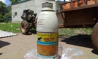 Chai thuốc diệt cỏ Y Khim uống tự tử. Ảnh do cơ quan công an cung cấp.