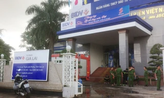 15 cán bộ, chiến sĩ đến Ngân hàng BIDV chi nhánh Gia Lai chữa cháy 