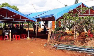 Người thân tổ chức hậu sự cho cặp vợ chồng xấu số