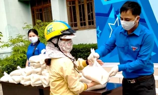 Cán bộ Tỉnh đoàn Kon Tum phát gạo cho người dân