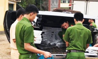 Lực lượng chức năng kiểm đếm số lượng thuốc lá chưa rõ nguồn gốc. Ảnh Văn Phương