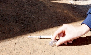 Kim tiêm bị vứt bừa bãi tại đoạn bị hỏng ở đường tránh Chư Sê