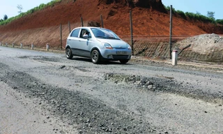 Con đường mới sử dụng đã hỏng nặng