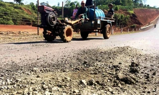 Dùng tay dễ dàng bóc từng mảng đường vừa được đầu tư 95 tỷ đồng