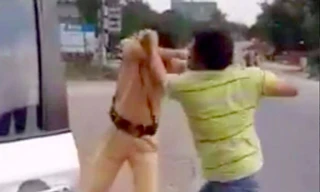 Khởi tố người đàn ông đánh tới tấp CSGT tỉnh Gia Lai 