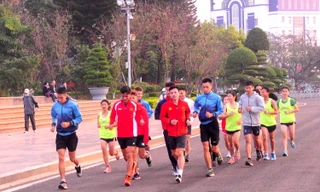 Đoàn quân đội chạy làm quen thời tiết của phố núi Pleiku