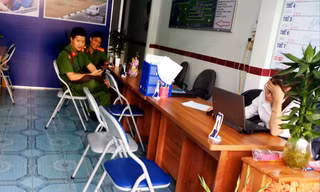 Lực lượng cơ quan cảnh sát điều tra vào làm việc tại Văn phòng đào tạo lái xe có địa chỉ tại thành phố Pleiku 