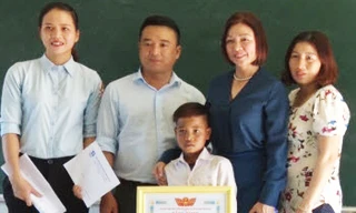 Anh Đỗ Duy Nam trao bằng khen cho em Gơng