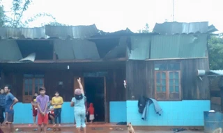 Lốc xoáy kinh hoàng, 41 nhà dân bị tốc mái, hư hại