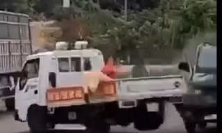 Chiến sĩ CSGT ra hiệu dừng nhưng xe chở gỗ vẫn lao thẳng vào tổ CSGT