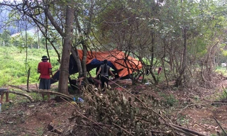 Một nhóm khoảng 10 người dân dựng trại tìm gỗ sưa tại thượng nguồn sông Ba ở làng Sinh