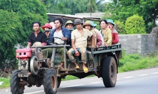 Người dân khu vực Tây Nguyên thường sử dụng xe công nông chở đông người lưu thông trên quốc lộ gây mất an toàn