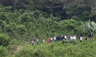 Người dân kéo đến hiện trường nhận diện thi thể người đàn ông