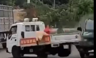 Ảnh cắt từ clip người dân quay lại vụ việc