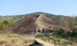 Chặn đường, thu tiền người dân vào tảng đá voi khổng lồ chụp ảnh