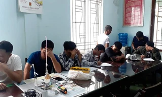 Nhóm thanh niên tại cơ quan công an