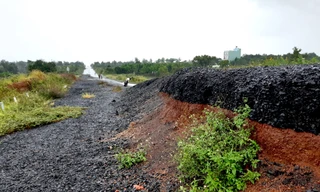 Khoảng 1 năm từ khi đường tránh thị trấn Chư Sê bị hỏng, đến nay cỏ dại đã mọc