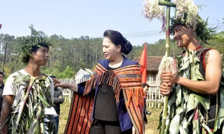 Người dân huyện Kon Plong chào đón Chủ tịch Quốc hội Nguyễn Thị Kim Ngân