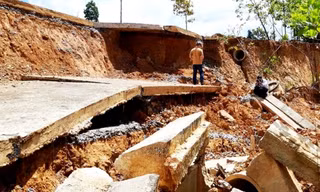 Ban Quản lý Khu kinh tế tỉnh Kon Tum xác định 3 tuyến đường hỏng nặng là do…mưa