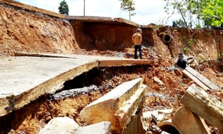 Ban Quản lý Khu kinh tế tỉnh Kon Tum xác định 3 tuyến đường hỏng nặng là do…mưa