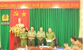 Đại tá Lê Văn Tuyến (thứ 3, từ trái qua) trao thưởng nóng cho ban chuyên án Công an thị xã Gia Nghĩa.